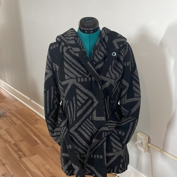 WARM GRAY BLACK GEOMETRIC COAT WITH HOOD perfect for snowy days - Picture 7 of 12